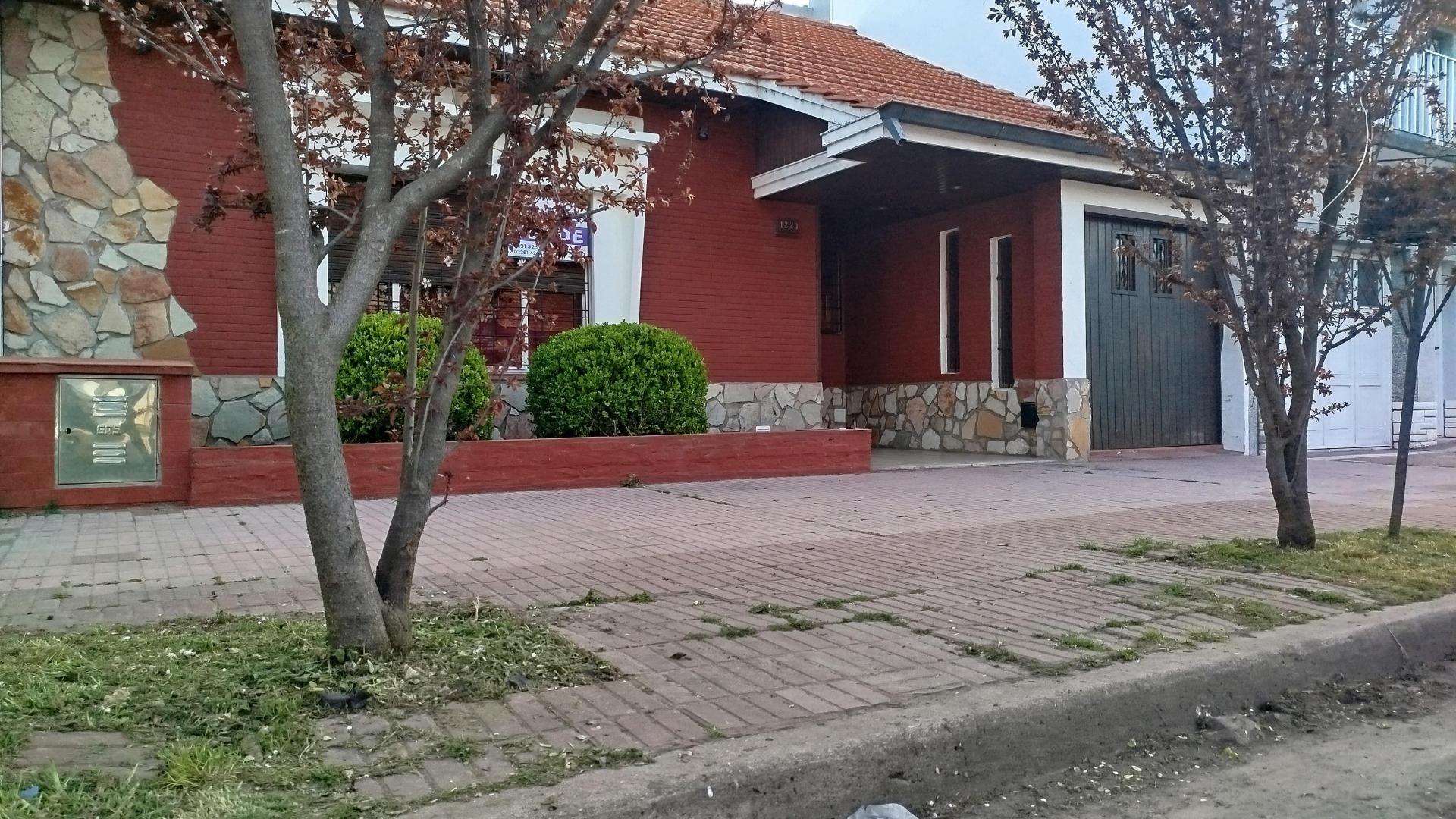 CHALET 3 AMB IMPECABLE ESTADO a mts de Av. 26, excelente zona residencial