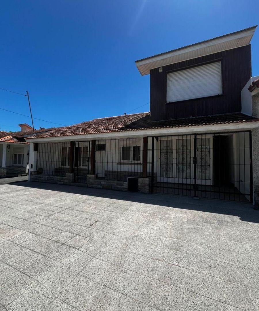 CHALET REFACCIONADO A NUEVO, 3 DORMITORIOS, 2 BAÑOS, GARAJE MÚLTIPLE. UNA CUADRA DE AV 26