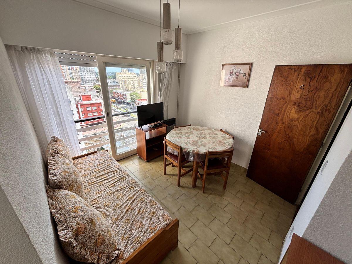 Foto de Monoambiente dividido con cocina independiente y lavadero, imagen 1