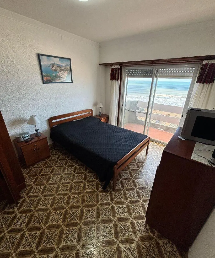 AMPLIO MONOAMBIENTE DIVIDIDO CON COCINA INDEPENDIENTE FRENTE AL MAR CON BALCÓN 2