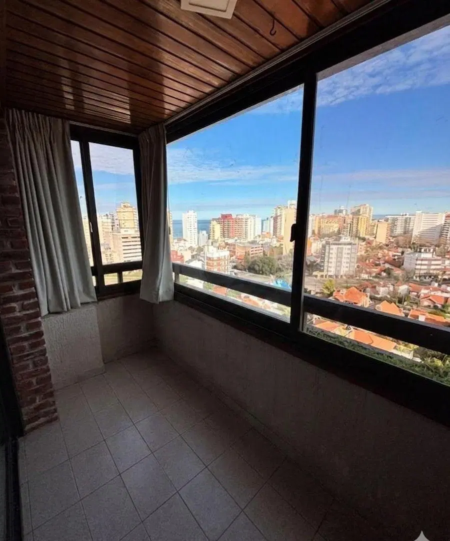 2 AMB. Categórico edificio, cochera y baulera. Todos sus amb dan al exterior. 5