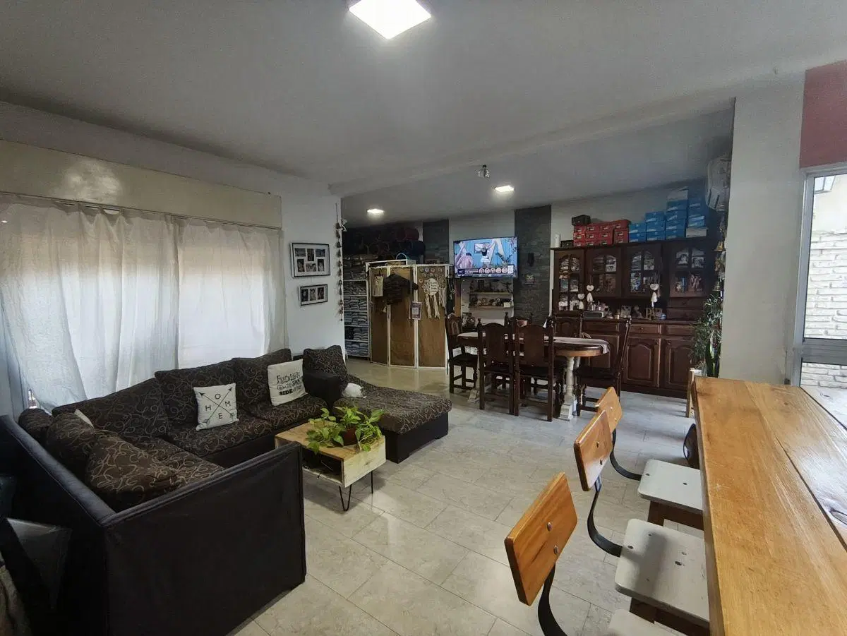 VENTA CASA 4 AMBIENTES CON PARQUE Y PILETA EN HUDSON BERAZATEGUI 1