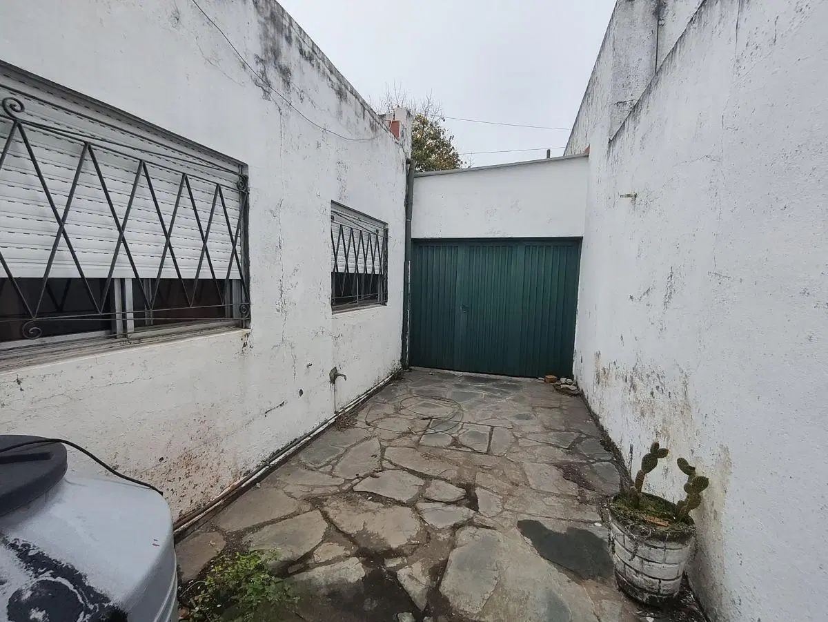 VENTA CASA 4 AMBIENTES A RECICLAR EN BERAZATEGUI CENTRO- IDEAL INVERSOR 4