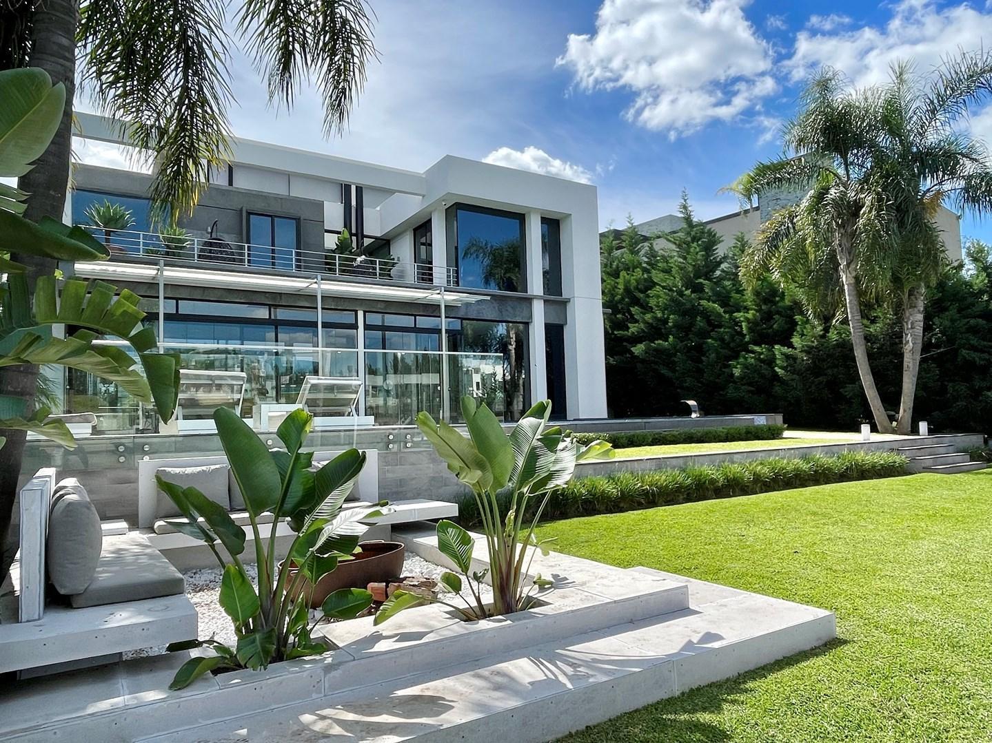 Casa en venta y/o alquiler al RIO en el Yacht de Nordelta