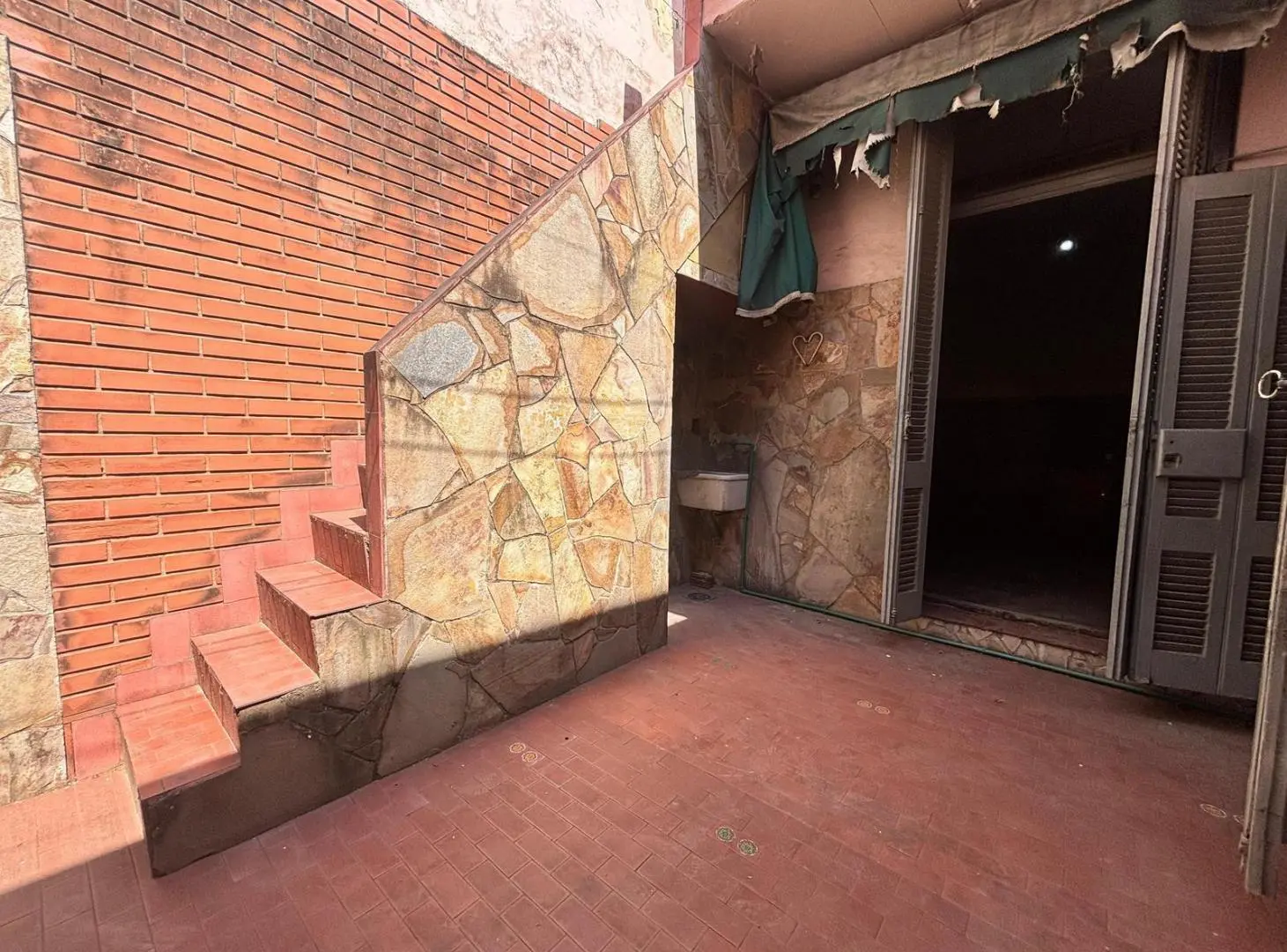 Oportunidad Dpto de pasillo a reciclar, patio y terraza. 4