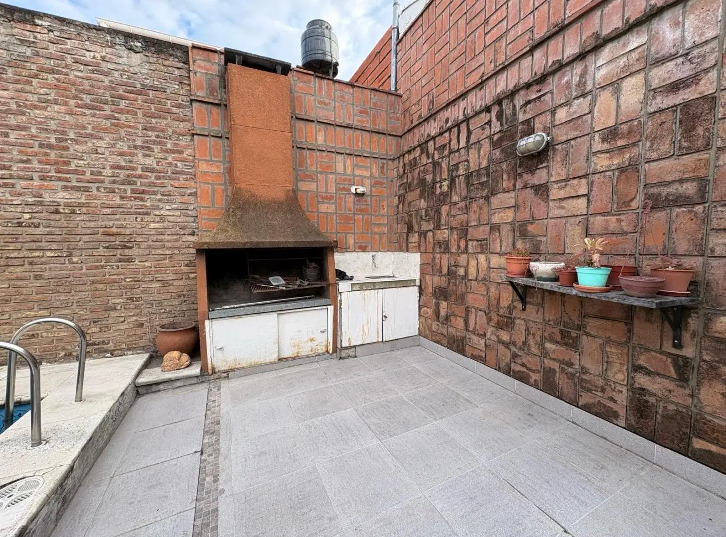 Casa al frente c cochera y piscina en Echesortu 3