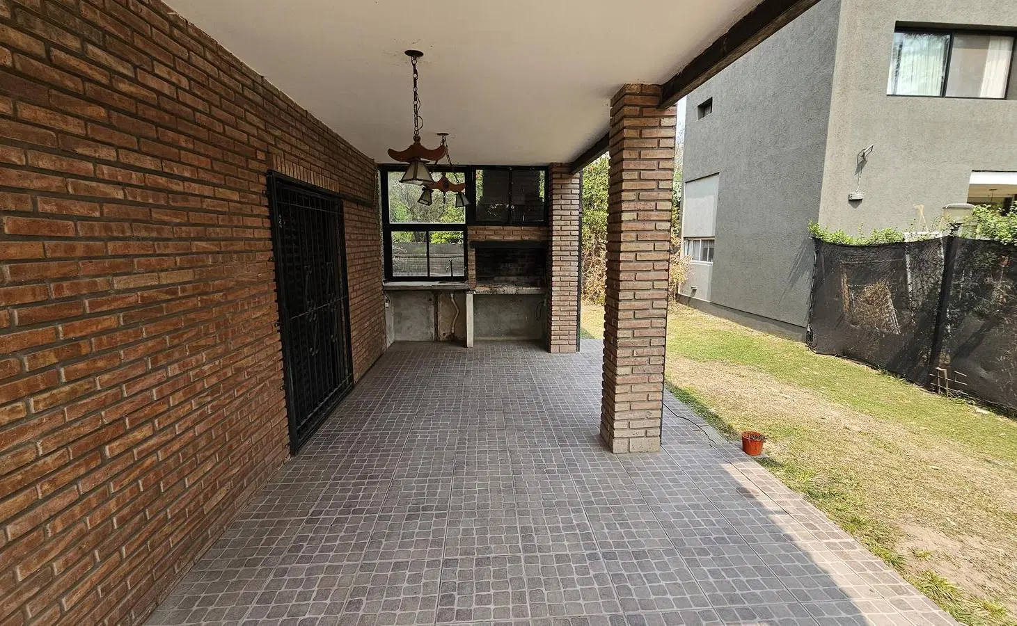 Casa 3 dormitorios con cochera y patio verde 5