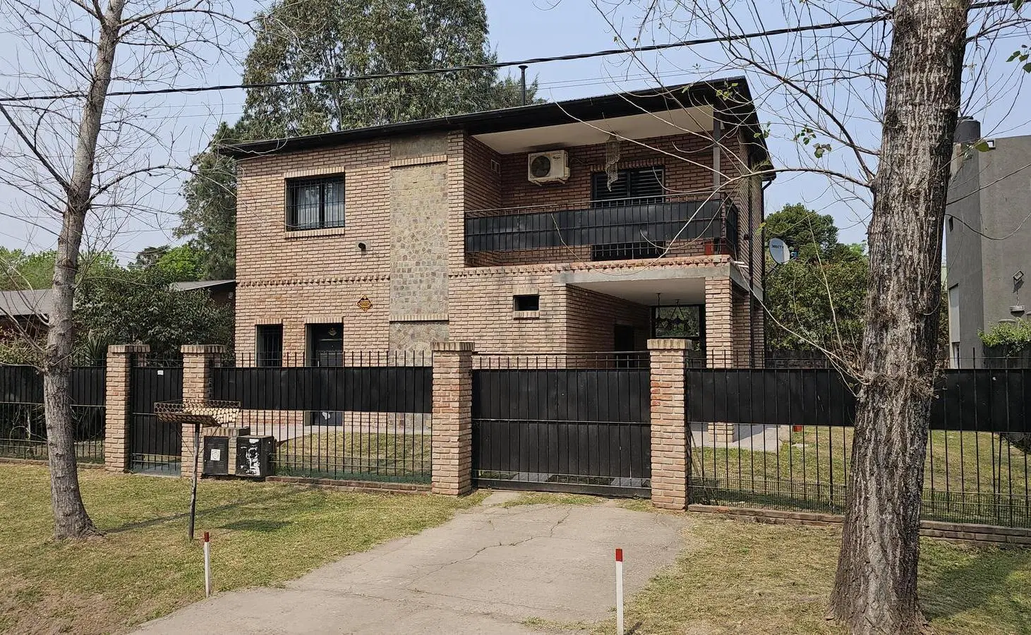 Casa 3 dormitorios con cochera y patio verde 1