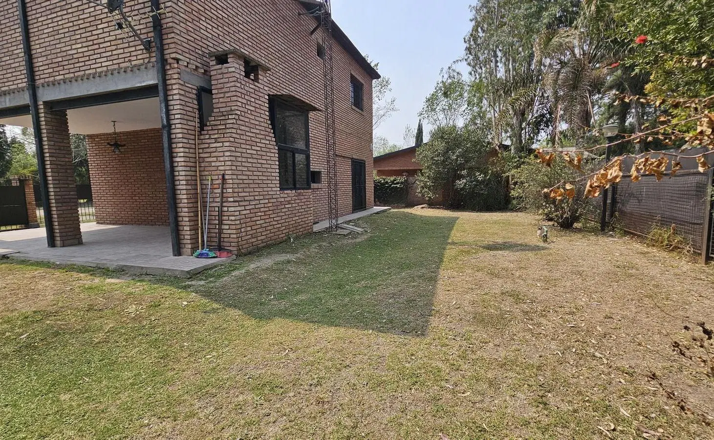 Casa 3 dormitorios con cochera y patio verde 2