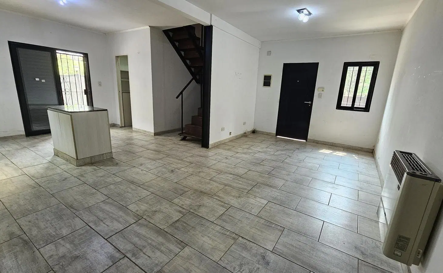 Casa 3 dormitorios con cochera y patio verde 8