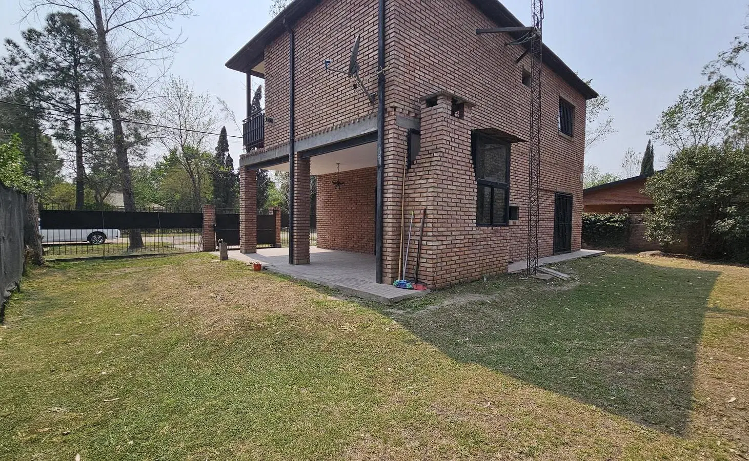 Casa 3 dormitorios con cochera y patio verde 4