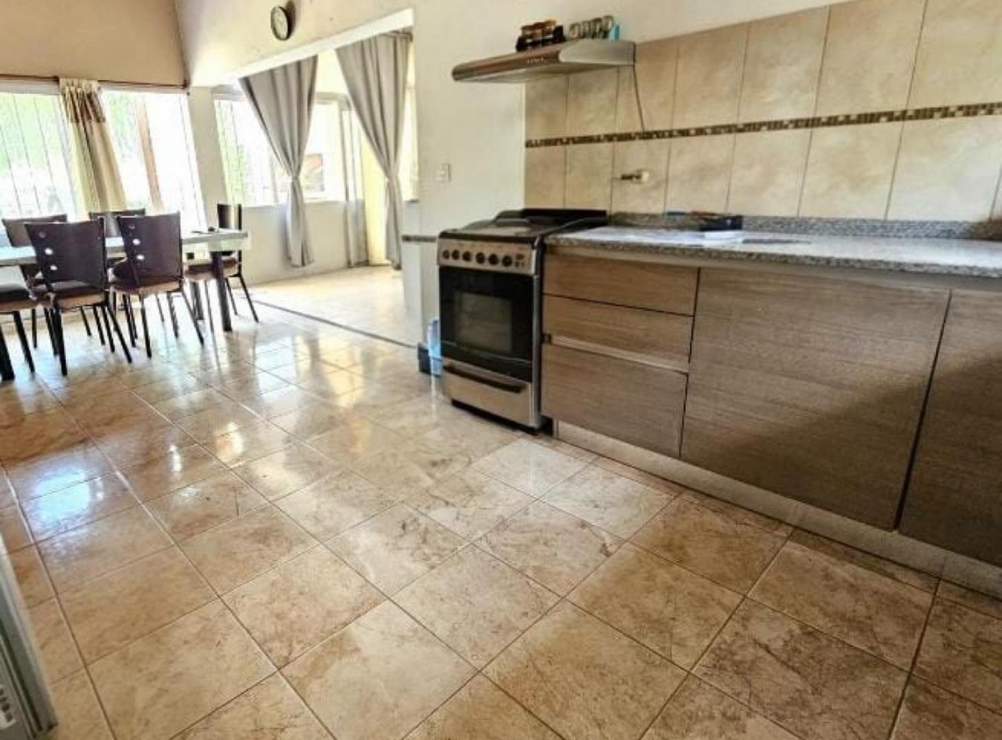Foto de Casa de tres dormitorios y piscina en Ibarlucea B Los Ceibos, imagen 5