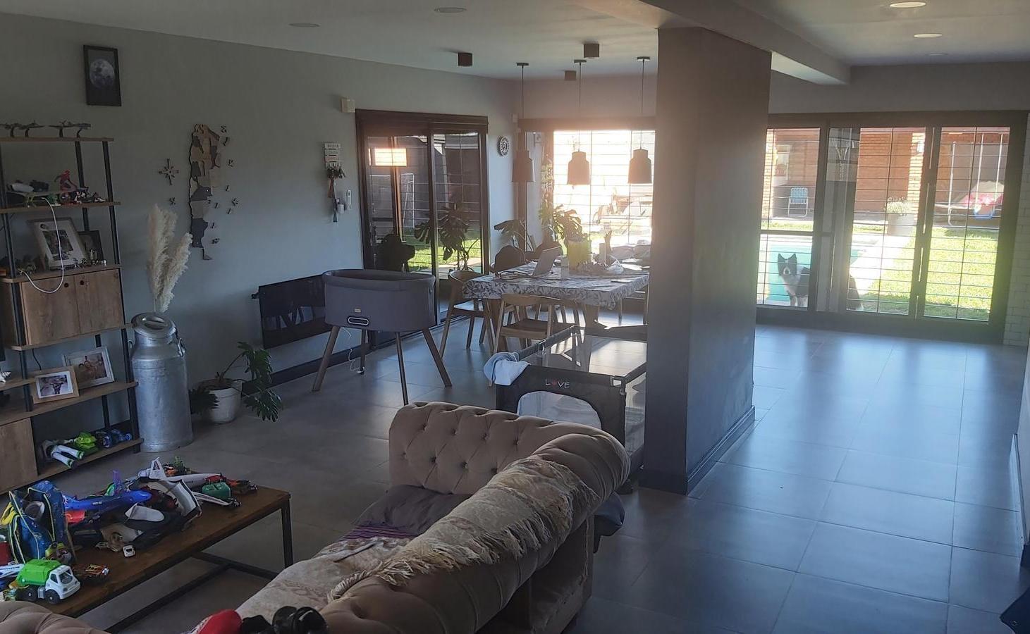 Foto de Casa Minimalista de 3 o más dormitorios - Cocheras - Pileta - Quincho, imagen 2