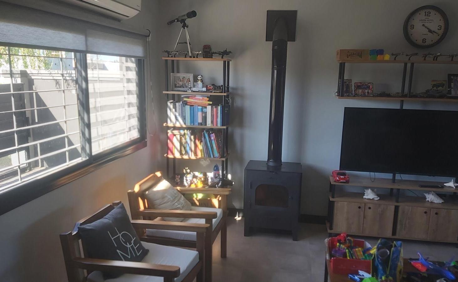 Foto de Casa Minimalista de 3 o más dormitorios - Cocheras - Pileta - Quincho, imagen 3
