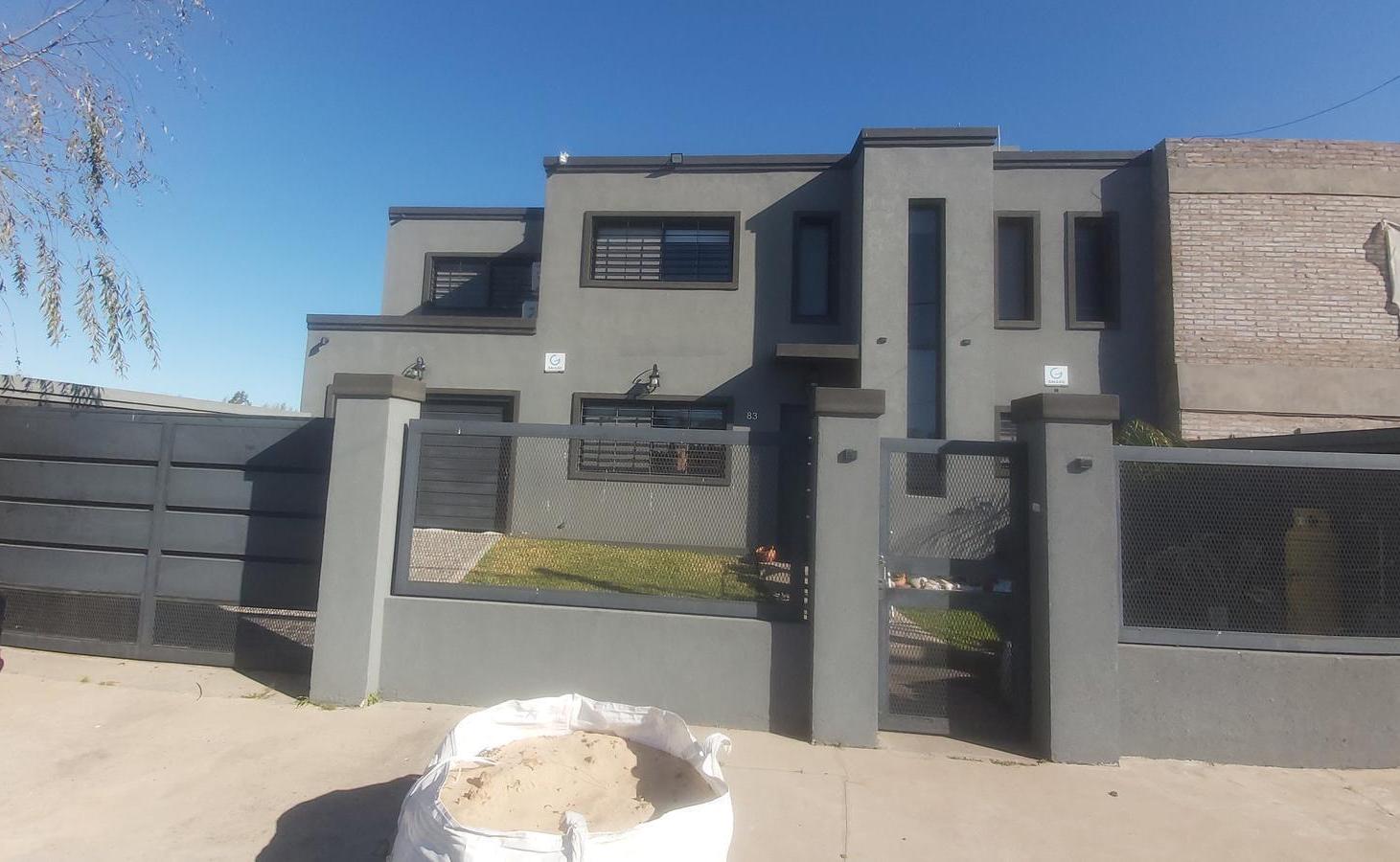 Foto de Casa Minimalista de 3 o más dormitorios - Cocheras - Pileta - Quincho, imagen 1