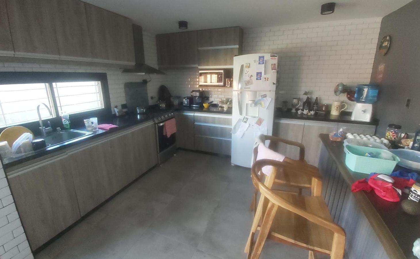 Foto de Casa Minimalista de 3 o más dormitorios - Cocheras - Pileta - Quincho, imagen 4