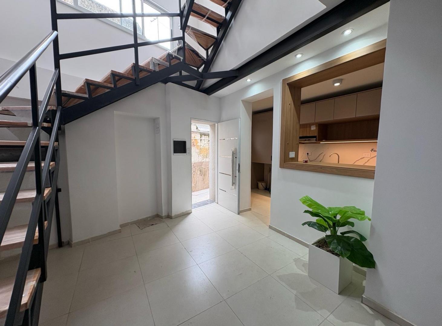 Foto de Casa de pasillo a estrenar c terraza y parrillero en Abasto, imagen 1