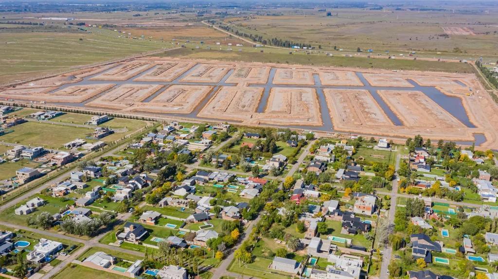 Foto de VENTA Terreno en Funes Lakes con vista al canal, imagen 1