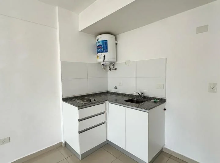 ALQUILER MONOAMBIENTE AMPLIO CON BALCON EN SAN CRISTOBAL 3
