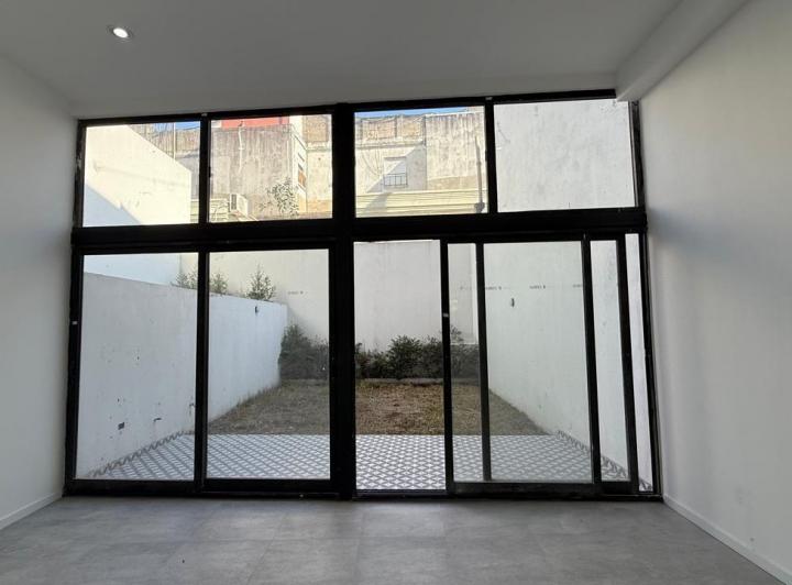 ALQUILER LOCAL A ESTRENAR CON PATIO, SOBRE AV. JUJUY CASI SAN JUAN 1