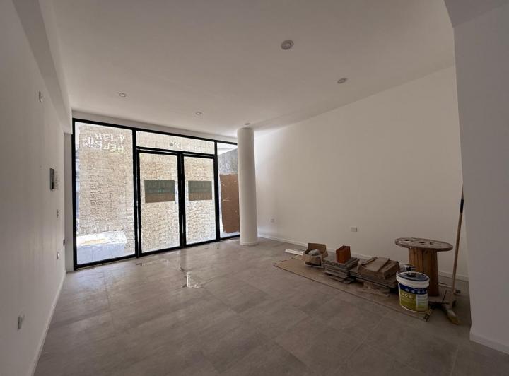 ALQUILER LOCAL A ESTRENAR CON PATIO, SOBRE AV. JUJUY CASI SAN JUAN 3