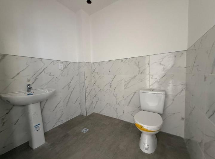 ALQUILER LOCAL A ESTRENAR CON PATIO, SOBRE AV. JUJUY CASI SAN JUAN 5