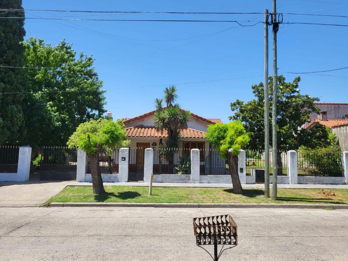 Casa sobre 3 lotes en Luis Guillon