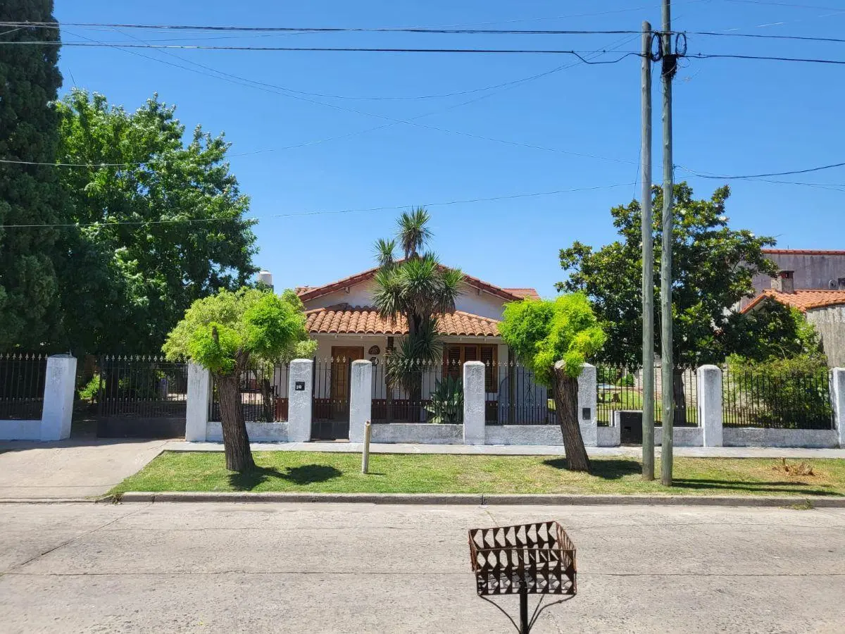 Casa sobre 3 lotes en Luis Guillon 3