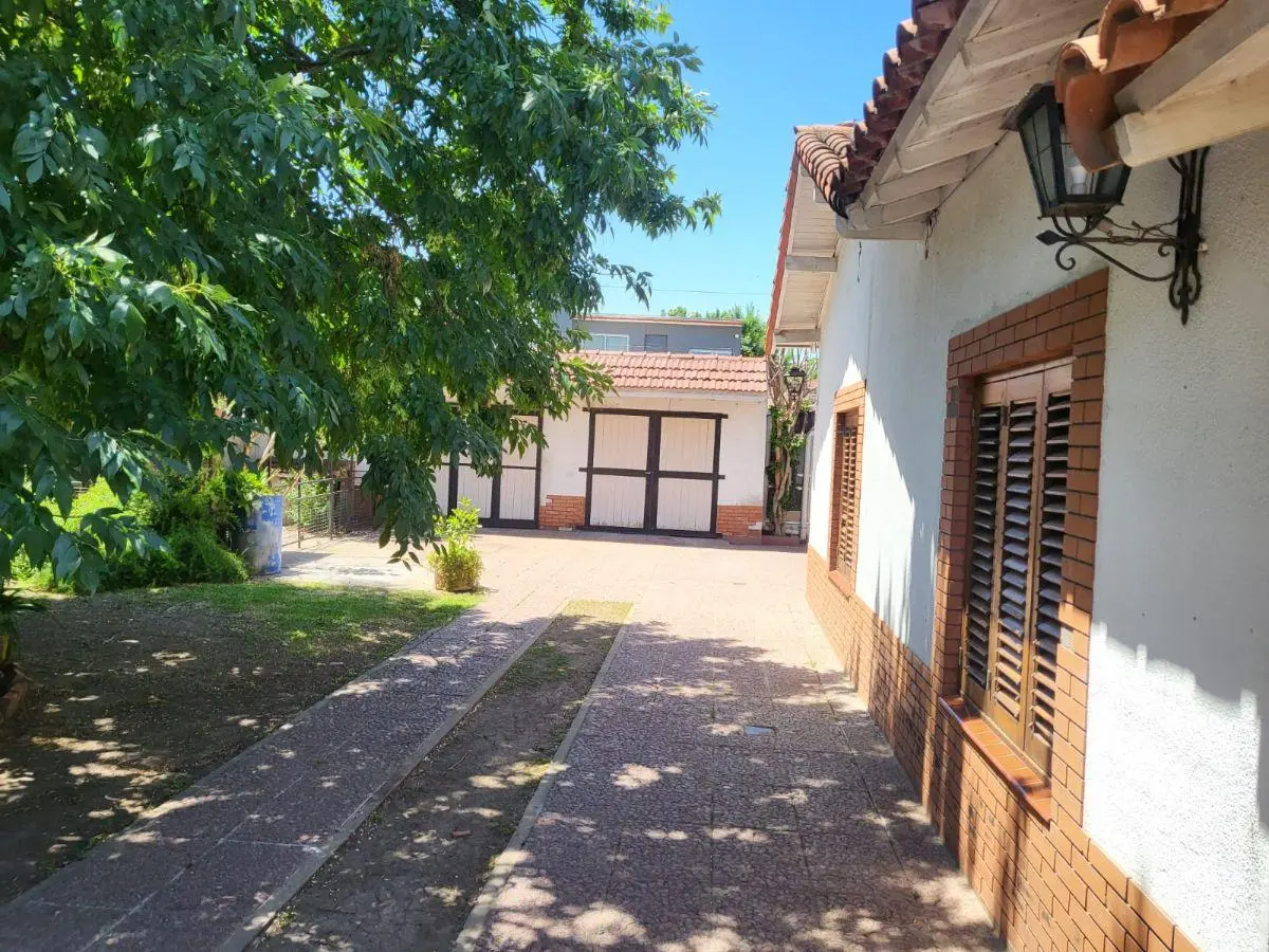 Casa sobre 3 lotes en Luis Guillon 2