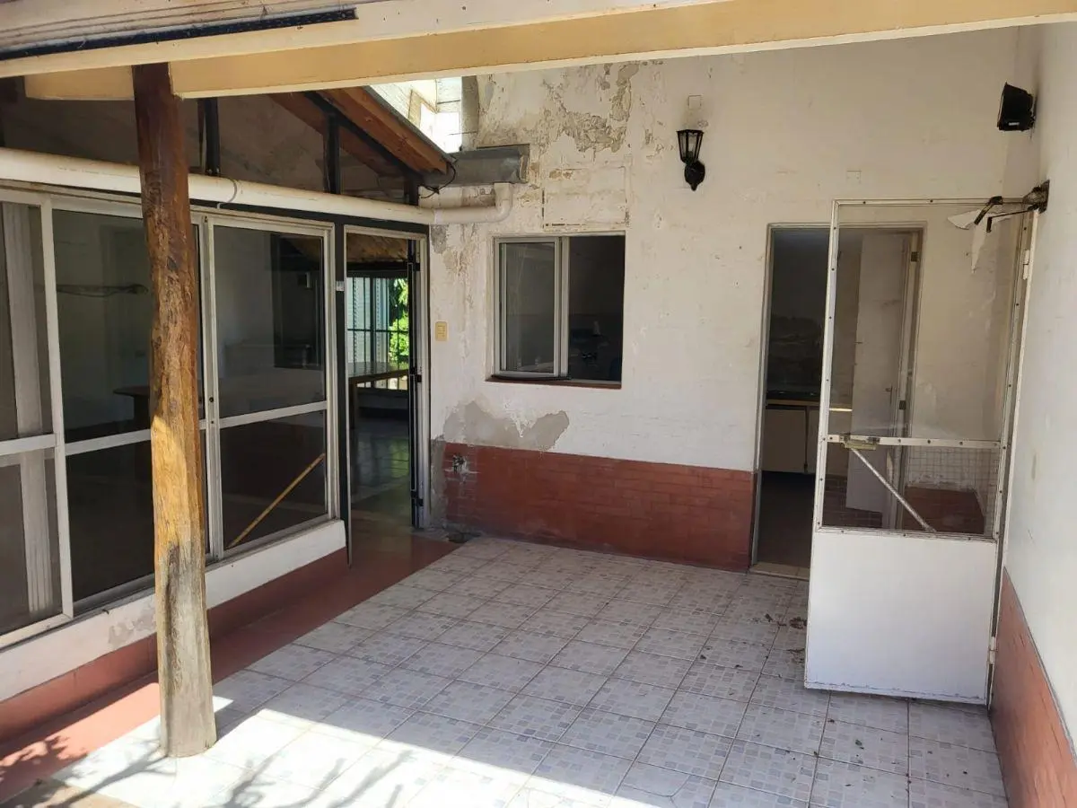 Casa sobre 3 lotes en Luis Guillon 1
