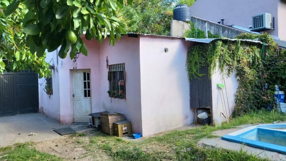 Terreno con casa , pileta y galpon 5