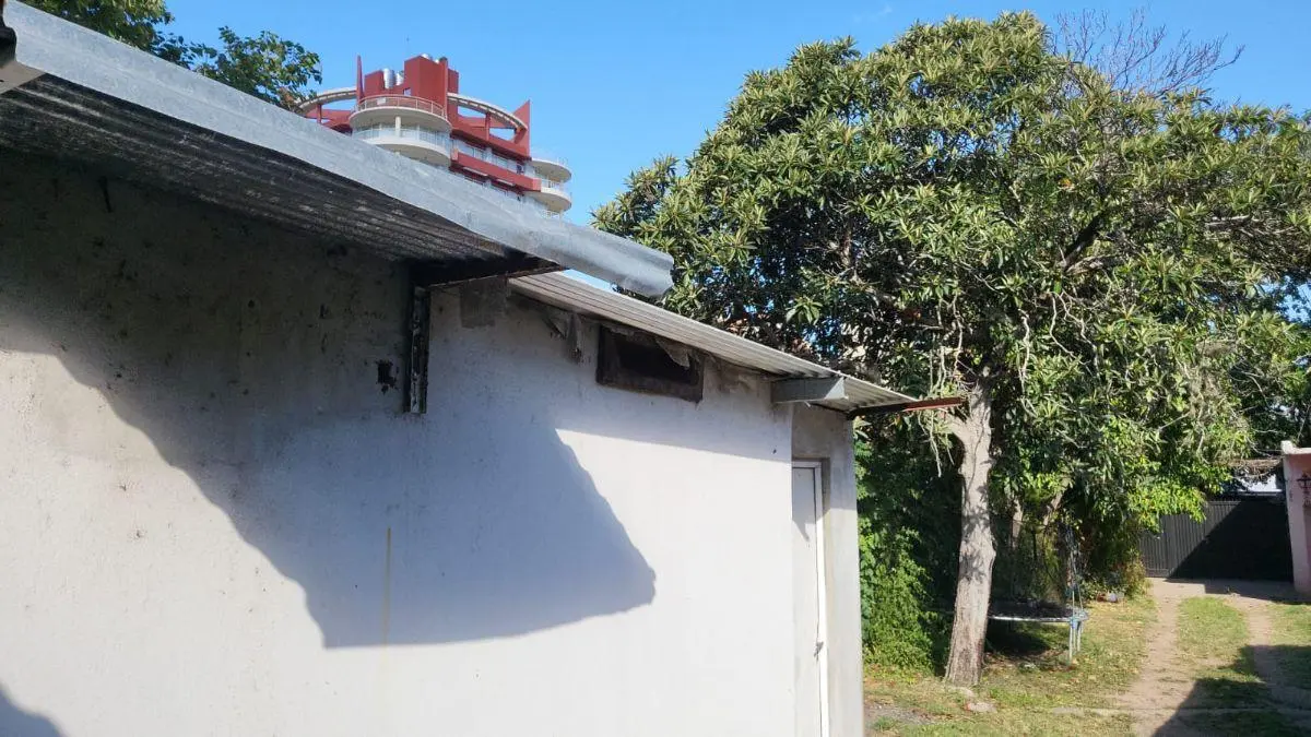 Terreno con casa , pileta y galpon 2