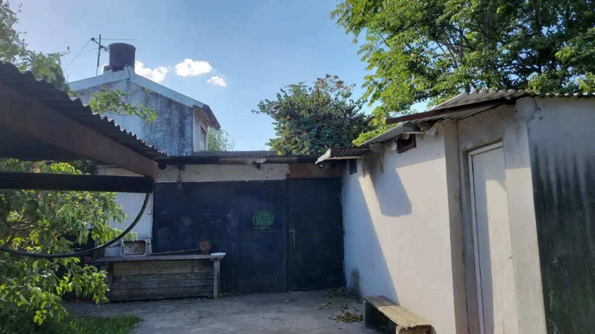 Terreno con casa , pileta y galpon 4