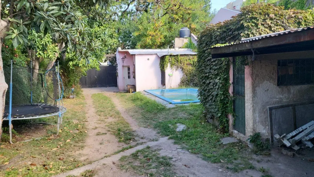 Terreno con casa , pileta y galpon 3