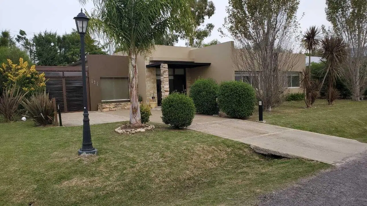 OPORTUNIDAD! Casa  en VENTA en Barrio Malibú, Guernica, Presidente Perón 3