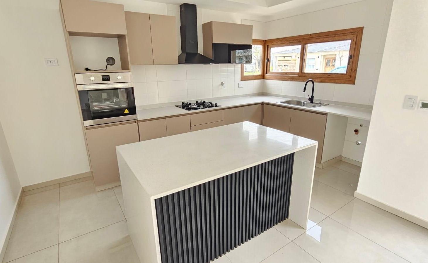 Foto de OPORTUNIDAD! Casa a estrenar! en Venta. 4 ambientes! San Felipe, imagen 2