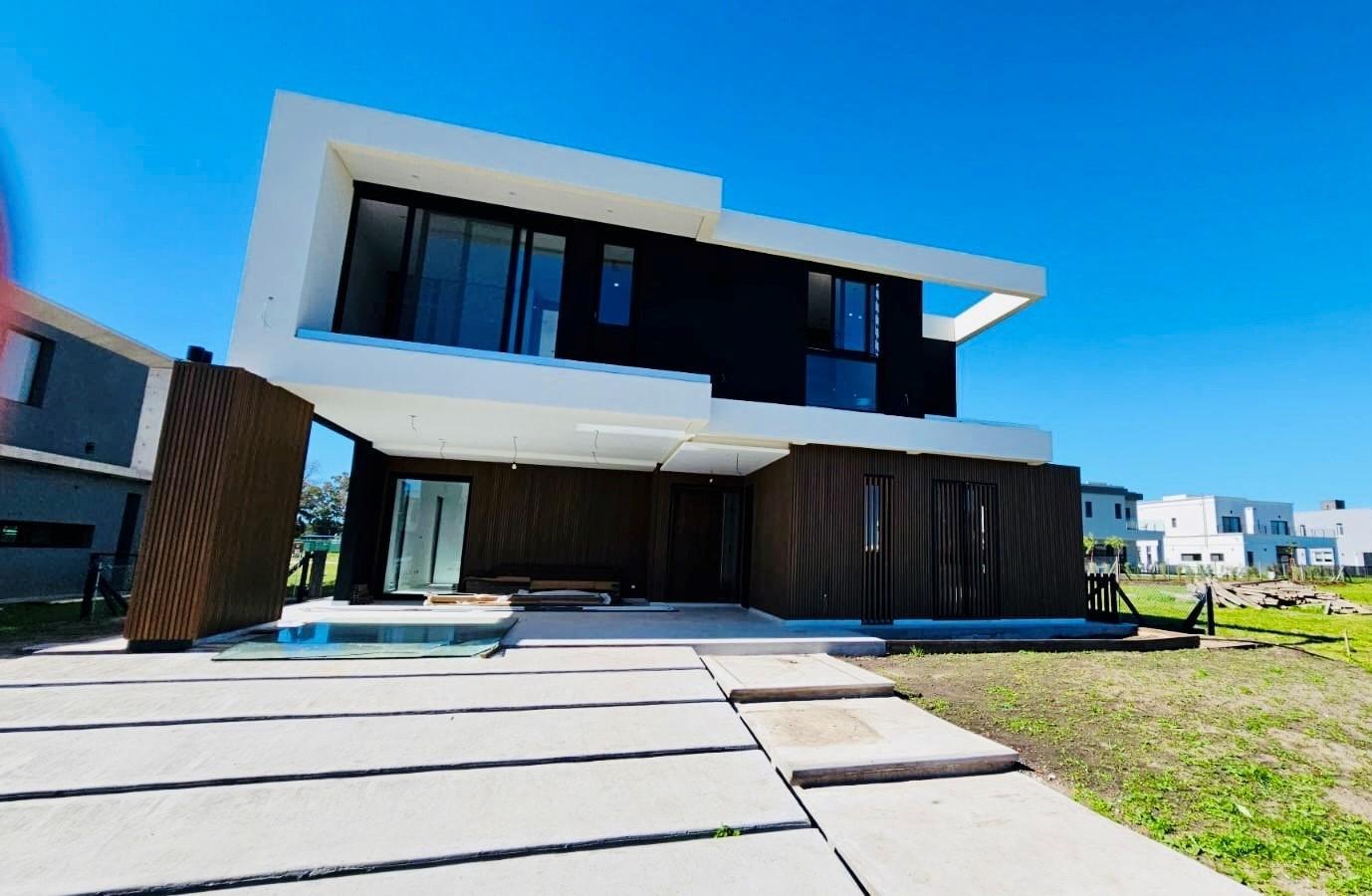Foto de CASA EN VENTA a ESTRENAR! 4 Dormitorios - Piscina- Canning Chico, imagen 4