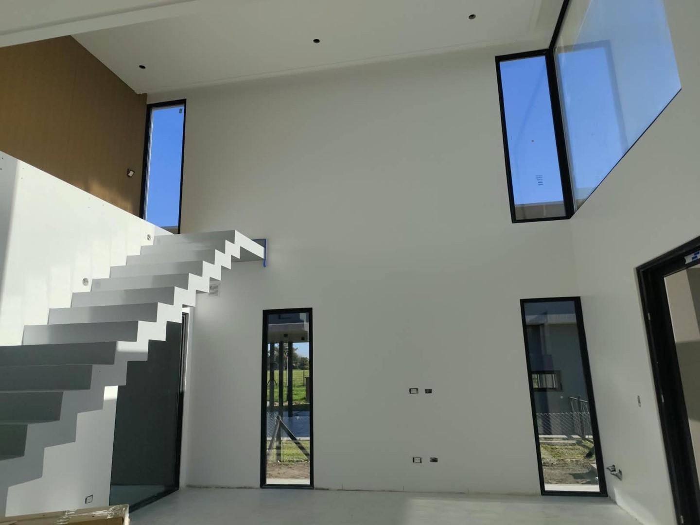 Foto de CASA EN VENTA a ESTRENAR! 4 Dormitorios - Piscina- Canning Chico, imagen 3
