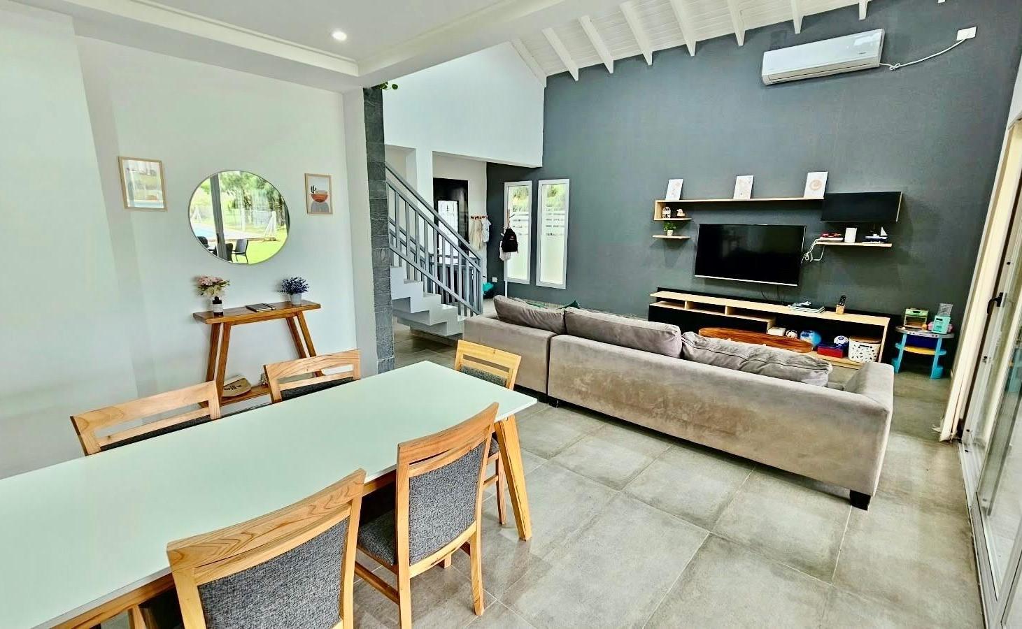 Foto de CASA EN VENTA! APTO CRÉDITO! CANNING - 3 dormitorios. Piscina. Barrio, imagen 3