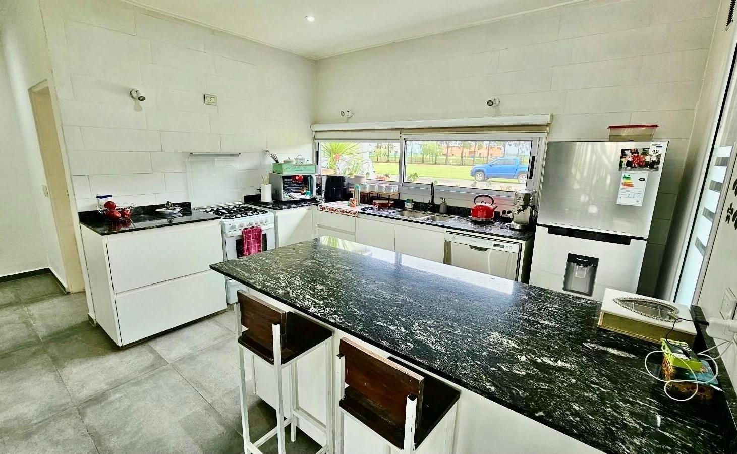 Foto de CASA EN VENTA! APTO CRÉDITO! CANNING - 3 dormitorios. Piscina. Barrio, imagen 5