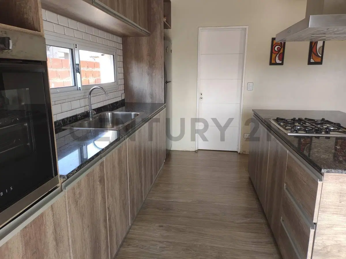 OPORTUNIDAD ÚNICA - CASA MODERNA CON PILETA - USD 90.000 4