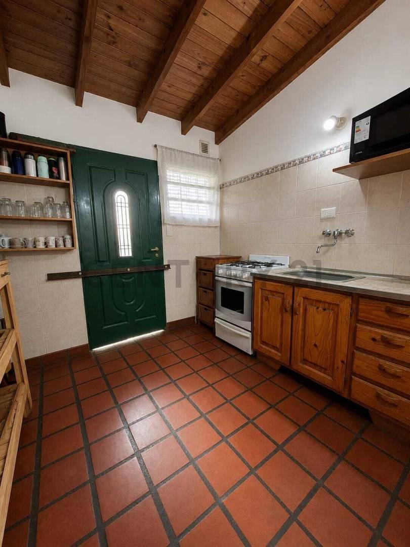 Foto de Venta de casa 2 ambientes con galería y parque con parrila, Villa, imagen 2