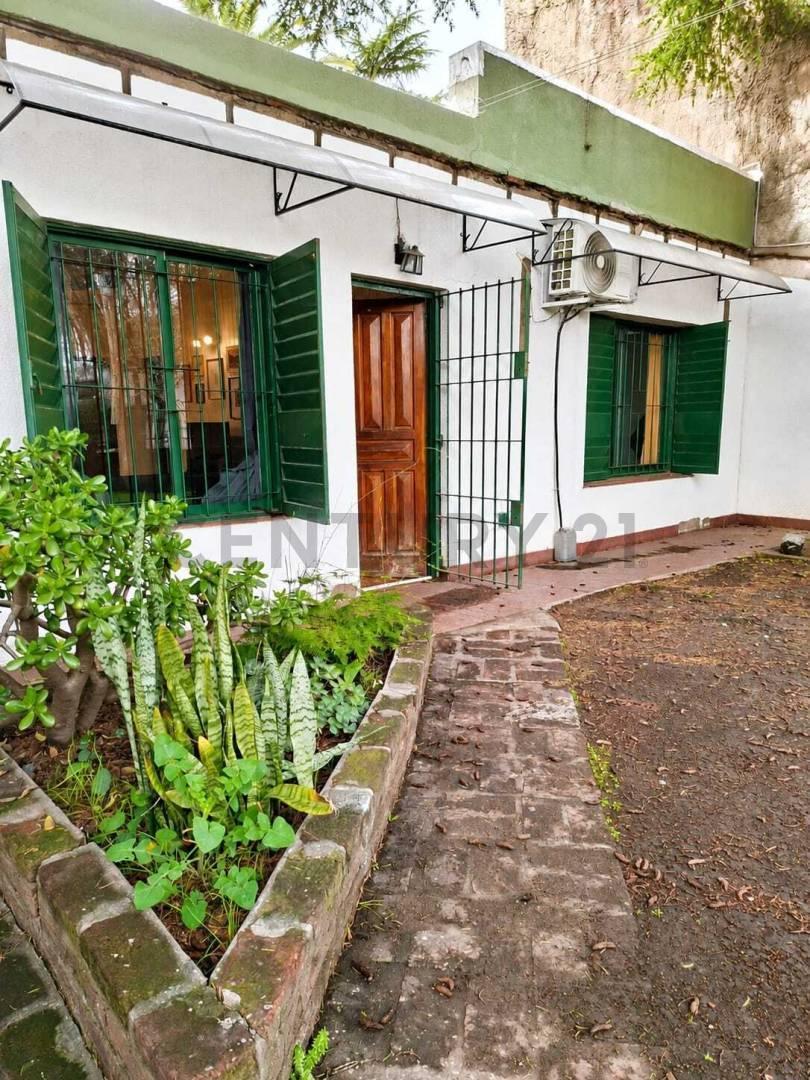 Foto de Venta de casa 2 ambientes con galería y parque con parrila, Villa, imagen 1