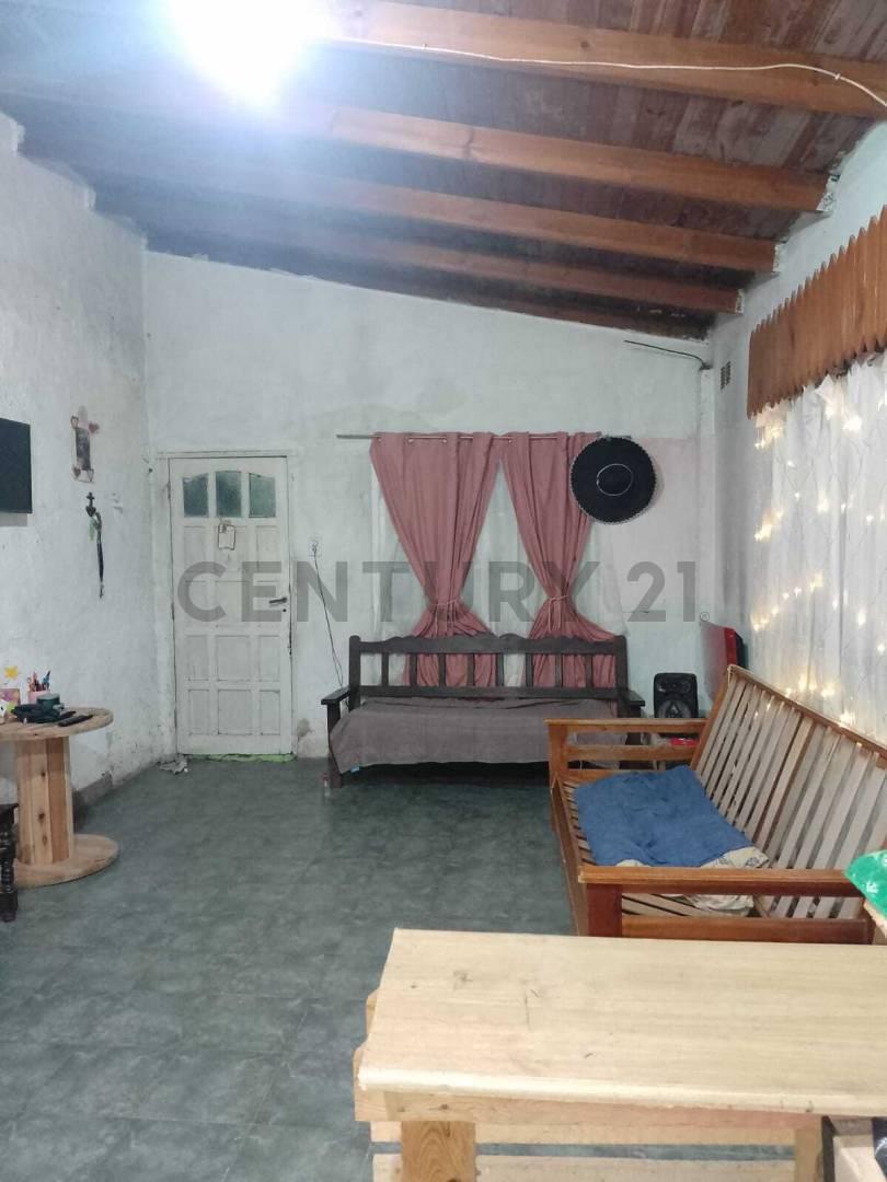 Foto de IMPORTANTE CASA EN 2 PLANTAS- SPEGAZZINI EZEIZA-TOMA VEHICULO EN PARTE, imagen 3