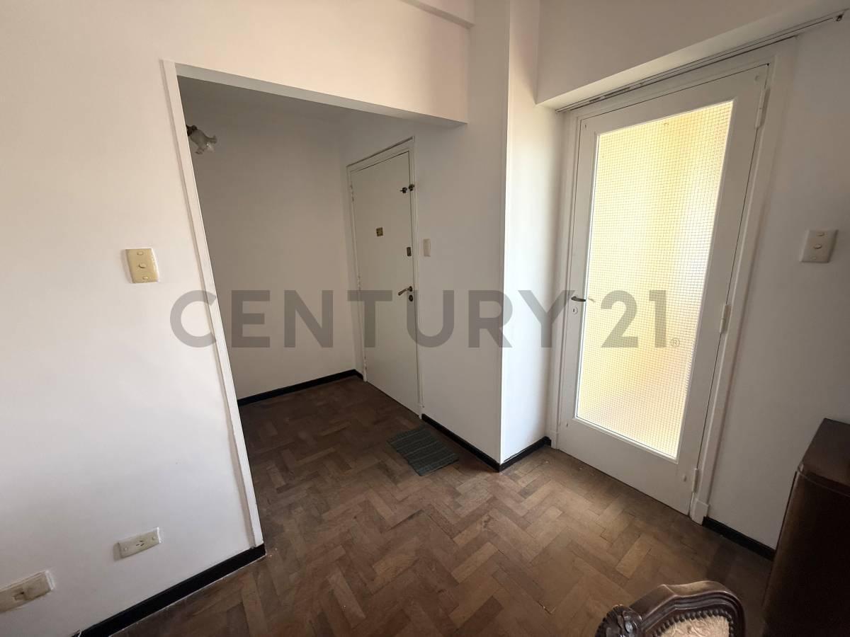 Foto de Venta departamento 3 ambientes amplio con balcón, imagen 1