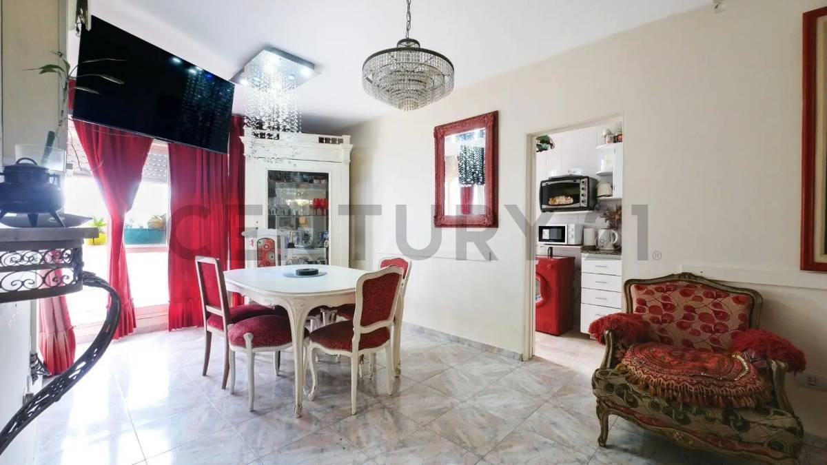 Foto de VENTA DEPARTAMENTO 4amb BARRACAS Piso Alto, imagen 2