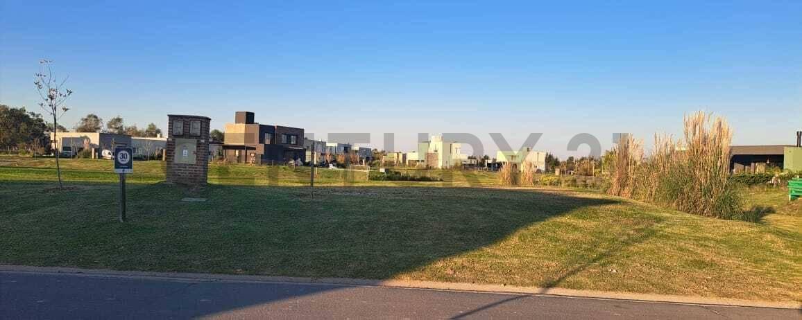 Foto de Venta de lote central en el Barrio El Naudir- Aguas Privadas, imagen 1