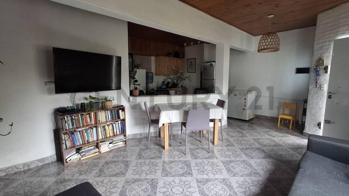 Foto de VENTA - CASA 3 AMB - EN DOS PLANTAS C/COCHERA- P/ VIVIENDA O RENTA, imagen 2