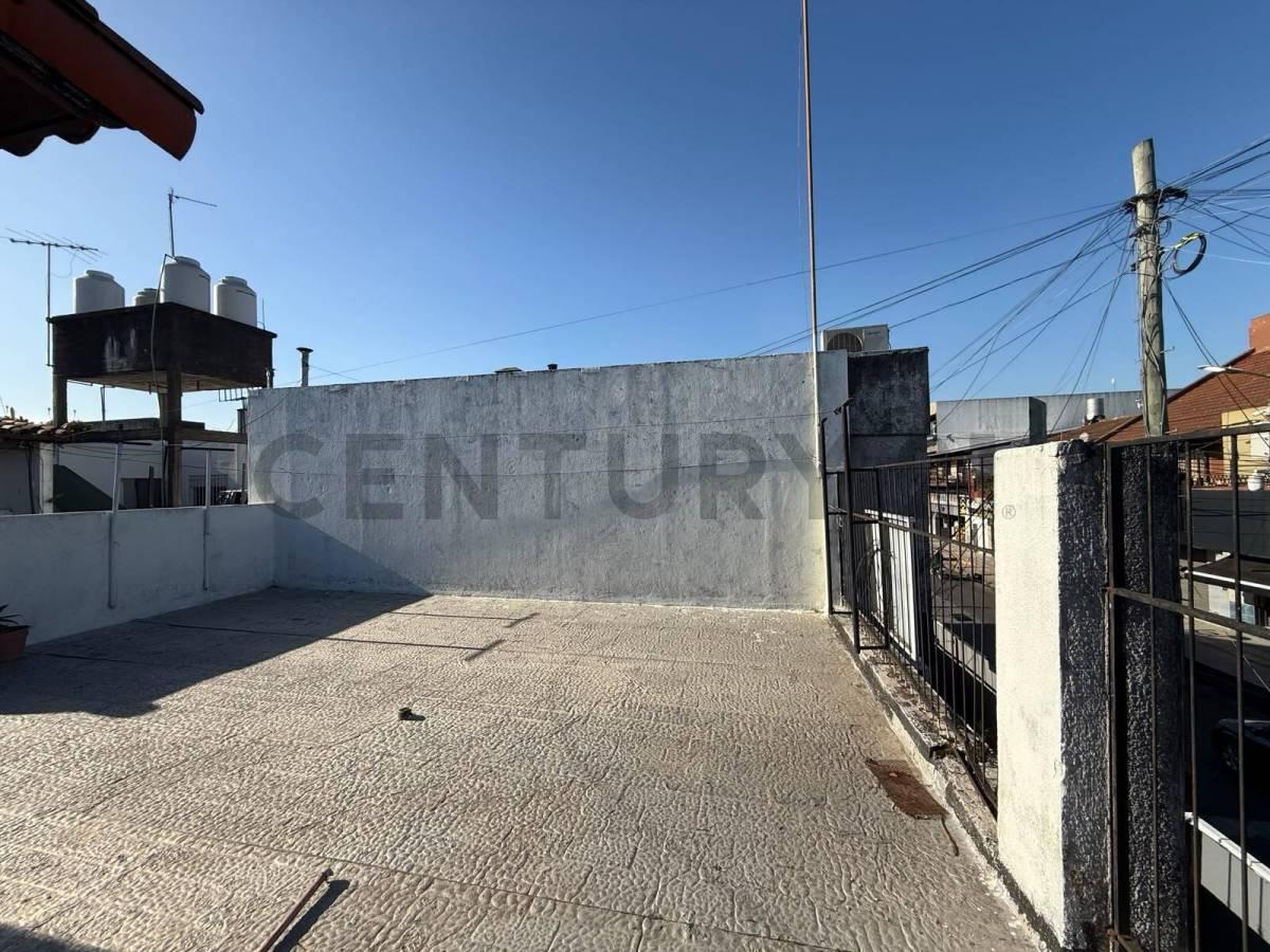 Foto de CASA 3 AMB EN PLANTAS CON POTENCIAL LOCAL-CENTRO DE LOS POLVORINES-APTO, imagen 1