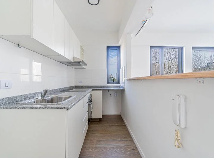 Departamento 2 Ambientes en Villa Urquiza, Balcón con Parrilla y Vista Abierta 4